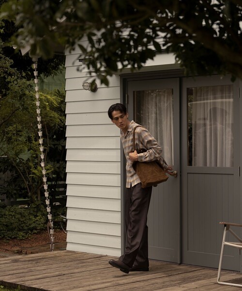 ADAM ET ROPE'(アダムエロペ)の「《別注》【La Botte Gardiane/ラボッテガーディアン】EX BAG SOLENE VELOURS(トートバッグ・メンズ・ベージュ・FREE)」の2枚目の写真