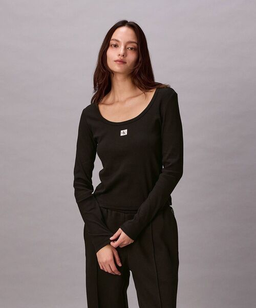 Calvin Klein(カルバン・クライン)の「ウーヴンレーベルロングスリーブリブTシャツ(Tシャツ/カットソー・レディース・ブラック/ホワイト・XS/S/M)」の3枚目の写真