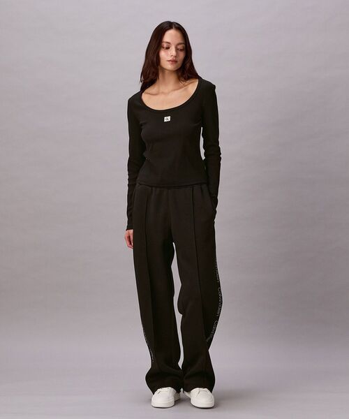 Calvin Klein(カルバン・クライン)の「ウーヴンレーベルロングスリーブリブTシャツ(Tシャツ/カットソー・レディース・ブラック/ホワイト・XS/S/M)」の4枚目の写真