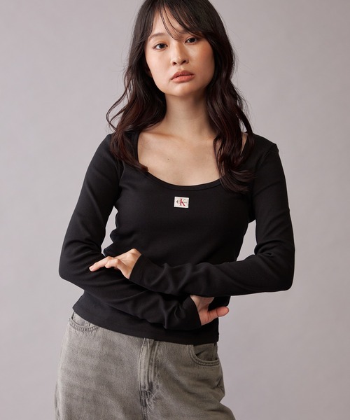 Calvin Klein(カルバン・クライン)の「ウーヴンレーベルロングスリーブリブTシャツ(Tシャツ/カットソー・レディース・ブラック/ホワイト・XS/S/M)」の2枚目の写真