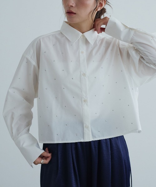W:Huku(フーク)の「【ノンアイロンシリーズ】ボウタイ付き スタッズ ショートブラウス / Non-Iron Short Blouse with Bow Tie and Studs(シャツ/ブラウス・レディース・ブルー/ブラック/オフホワイト・FREE)」の2枚目の写真