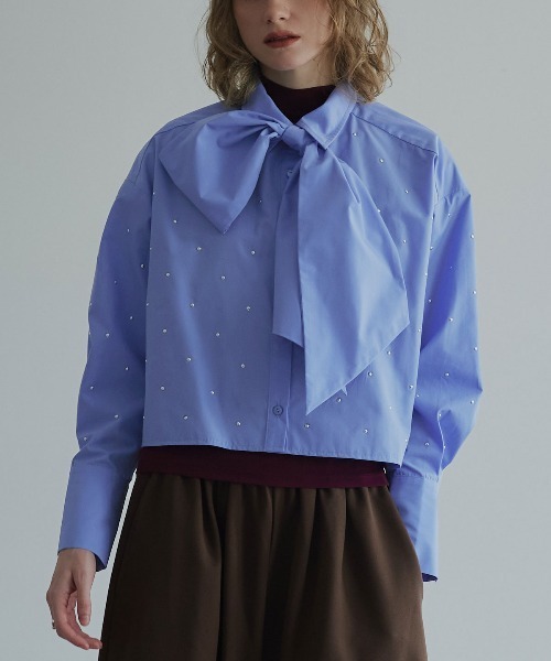 W:Huku(フーク)の「【ノンアイロンシリーズ】ボウタイ付き スタッズ ショートブラウス / Non-Iron Short Blouse with Bow Tie and Studs(シャツ/ブラウス・レディース・ブルー/ブラック/オフホワイト・FREE)」の1枚目の写真