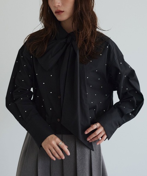 W:Huku(フーク)の「【ノンアイロンシリーズ】ボウタイ付き スタッズ ショートブラウス / Non-Iron Short Blouse with Bow Tie and Studs(シャツ/ブラウス・レディース・ブルー/ブラック/オフホワイト・FREE)」の3枚目の写真