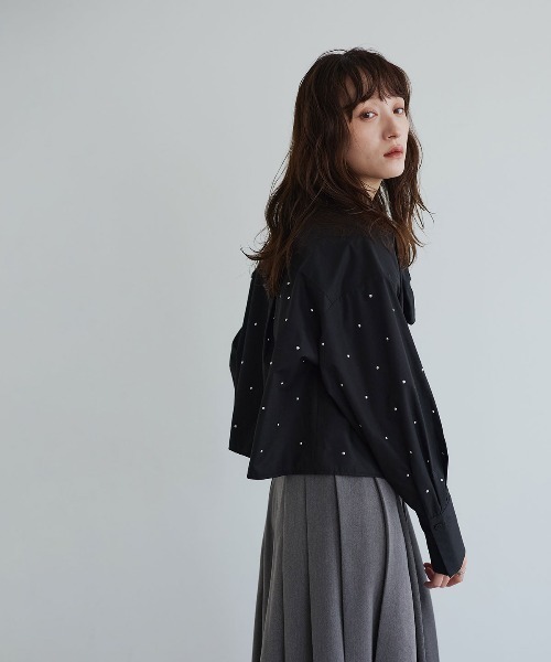 W:Huku(フーク)の「【ノンアイロンシリーズ】ボウタイ付き スタッズ ショートブラウス / Non-Iron Short Blouse with Bow Tie and Studs(シャツ/ブラウス・レディース・ブルー/ブラック/オフホワイト・FREE)」の7枚目の写真