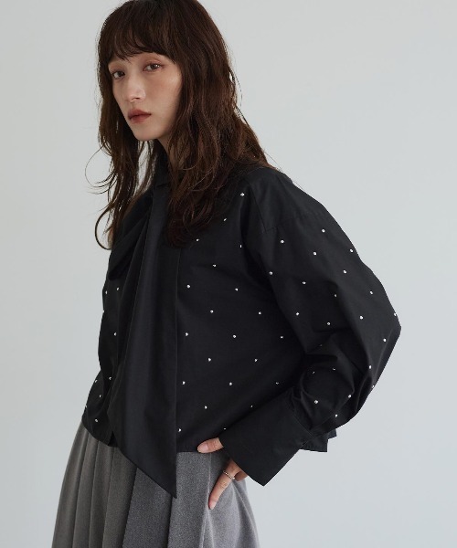 W:Huku(フーク)の「【ノンアイロンシリーズ】ボウタイ付き スタッズ ショートブラウス / Non-Iron Short Blouse with Bow Tie and Studs(シャツ/ブラウス・レディース・ブルー/ブラック/オフホワイト・FREE)」の13枚目の写真