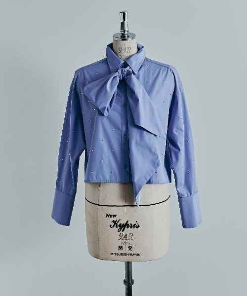 W:Huku(フーク)の「【ノンアイロンシリーズ】ボウタイ付き スタッズ ショートブラウス / Non-Iron Short Blouse with Bow Tie and Studs(シャツ/ブラウス・レディース・ブルー/ブラック/オフホワイト・FREE)」の18枚目の写真