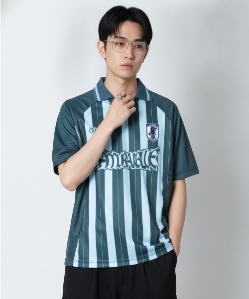JFA STORE(ジェイエフエーストア)の「【JFA STORE】デザインスキッパー/ストライプ スキッパーシャツ サッカーゲームシャツ(Tシャツ/カットソー・レディース・ブラック/ネイビー/ピンク・MEDIUM/LARGE)」の1枚目の写真