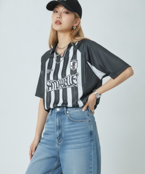 JFA STORE(ジェイエフエーストア)の「【JFA STORE】デザインスキッパー/ストライプ スキッパーシャツ サッカーゲームシャツ(Tシャツ/カットソー・レディース・ブラック/ネイビー/ピンク・MEDIUM/LARGE)」の2枚目の写真