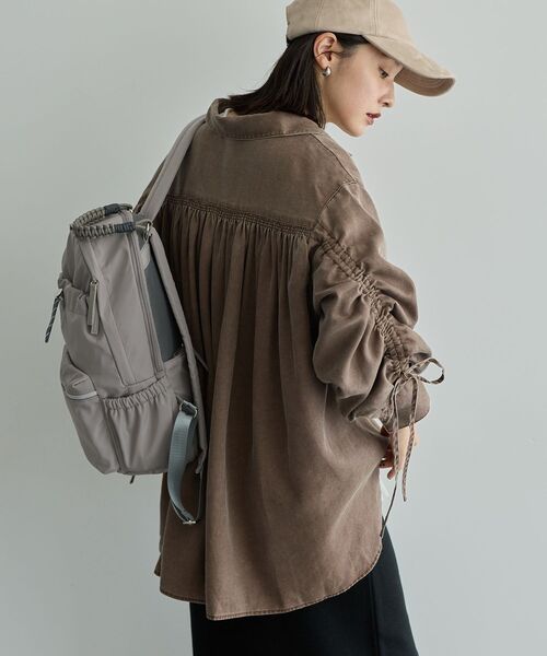 Green Parks(グリーンパークス)の「バックギャザーデニムシャツ(シャツ/ブラウス・レディース・ブラウン/インディゴブルー/ブラック・FREE)」の1枚目の写真