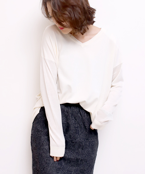 Bou Jeloud(ブージュルード)の「《春まで着れる》まろやかVネックチュニック(ニット/セーター・レディース・キャメル/レッド/ブラック/オフホワイト/ブラウン/グリーン/グレー・FREE)」の1枚目の写真