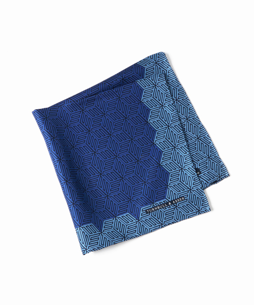 Turnbull&Asser（タンブルアンドアッサー）の「TURNBULL&ASSER シルクハンカチーフ（ハンカチ/ハンドタオル・メンズ・スカイブルー/ブルー・FREE）」の2枚目の写真