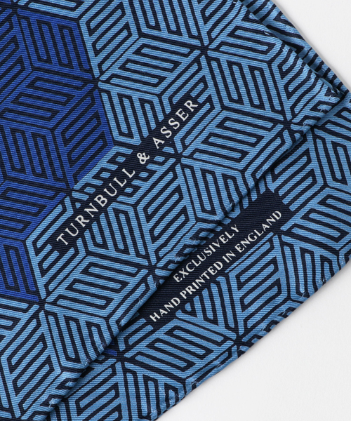 Turnbull&Asser（タンブルアンドアッサー）の「TURNBULL&ASSER シルクハンカチーフ（ハンカチ/ハンドタオル・メンズ・スカイブルー/ブルー・FREE）」の3枚目の写真