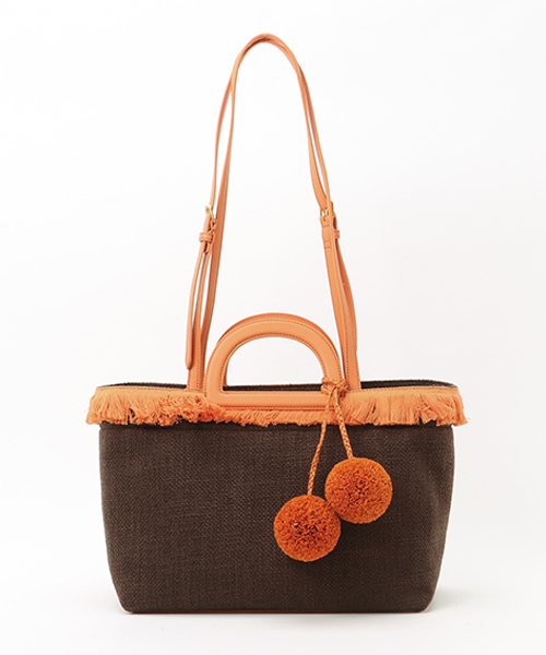 CHARLES & KEITH(チャールズ & キース)の「ポンポンオーバーサイズトート / POM POM OVERSIZED TOTE(トートバッグ・レディース・ブラック/アイボリー/ダークブラウン・XL)」の1枚目の写真