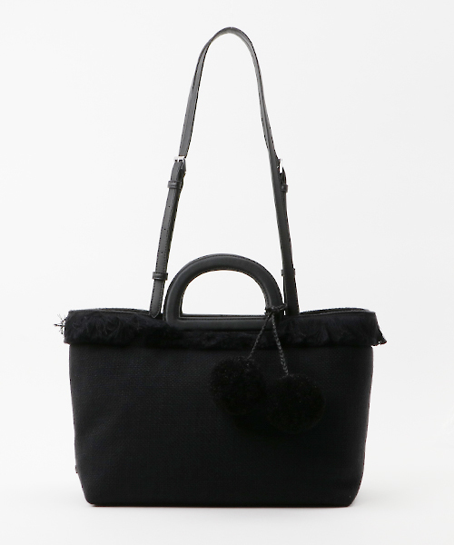 CHARLES & KEITH(チャールズ & キース)の「ポンポンオーバーサイズトート / POM POM OVERSIZED TOTE(トートバッグ・レディース・ブラック/アイボリー/ダークブラウン・XL)」の2枚目の写真