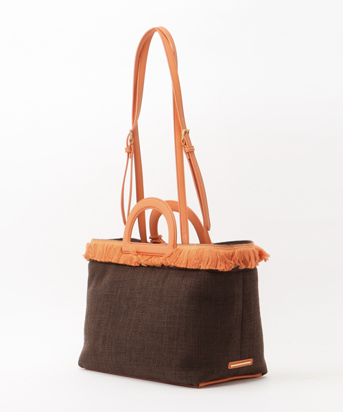 CHARLES & KEITH(チャールズ & キース)の「ポンポンオーバーサイズトート / POM POM OVERSIZED TOTE(トートバッグ・レディース・ブラック/アイボリー/ダークブラウン・XL)」の10枚目の写真
