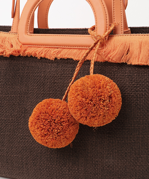 CHARLES & KEITH(チャールズ & キース)の「ポンポンオーバーサイズトート / POM POM OVERSIZED TOTE(トートバッグ・レディース・ブラック/アイボリー/ダークブラウン・XL)」の11枚目の写真
