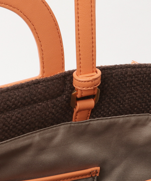 CHARLES & KEITH(チャールズ & キース)の「ポンポンオーバーサイズトート / POM POM OVERSIZED TOTE(トートバッグ・レディース・ブラック/アイボリー/ダークブラウン・XL)」の12枚目の写真