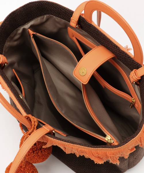 CHARLES & KEITH(チャールズ & キース)の「ポンポンオーバーサイズトート / POM POM OVERSIZED TOTE(トートバッグ・レディース・ブラック/アイボリー/ダークブラウン・XL)」の4枚目の写真
