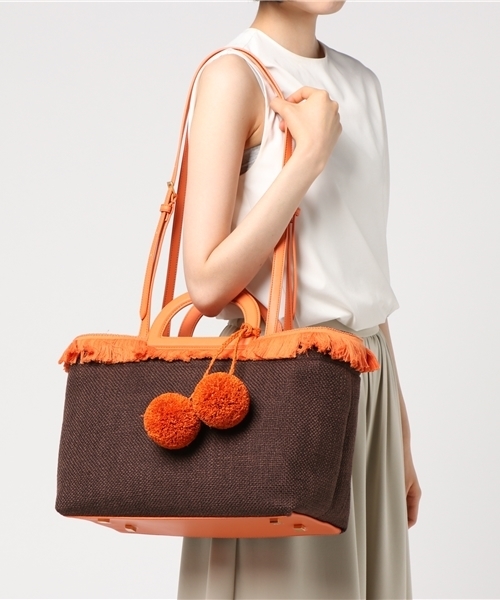 CHARLES & KEITH(チャールズ & キース)の「ポンポンオーバーサイズトート / POM POM OVERSIZED TOTE(トートバッグ・レディース・ブラック/アイボリー/ダークブラウン・XL)」の8枚目の写真