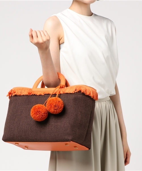 CHARLES & KEITH(チャールズ & キース)の「ポンポンオーバーサイズトート / POM POM OVERSIZED TOTE(トートバッグ・レディース・ブラック/アイボリー/ダークブラウン・XL)」の9枚目の写真