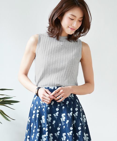 Pierrot(ピエロ)の「【シルクの様なリッチな風合い】UVカット&お家で洗える ノースリーブリブニットトップス/サマーニット 袖なし(ニット/セーター・レディース・オフホワイト/グレー/ブラック/ライトブルー/ブルー系その他/マスタード/ベージュ/ネイビー/ブルーグリーン/ブラウン/ワインレッド/杢グレー/ローズ/グリーン/レッド系その他/ピンク系その他2/イエロー/シルバーグレー/パープル/モカ/ブルー系その他3/ピンク系その他/ライトベージュ/ブルー系その他2・M/L)」の6枚目の写真