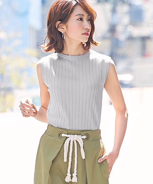 Pierrot(ピエロ)の「【シルクの様なリッチな風合い】UVカット&お家で洗える ノースリーブリブニットトップス/サマーニット 袖なし(ニット/セーター・レディース・オフホワイト/グレー/ブラック/ライトブルー/ブルー系その他/マスタード/ベージュ/ネイビー/ブルーグリーン/ブラウン/ワインレッド/杢グレー/ローズ/グリーン/レッド系その他/ピンク系その他2/イエロー/シルバーグレー/パープル/モカ/ブルー系その他3/ピンク系その他/ライトベージュ/ブルー系その他2・M/L)」の5枚目の写真