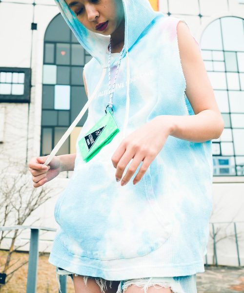 RNA（アールエヌエー）の「M0920 ハンドダイカットオフパーカー（パーカー・レディース・グレー/ブルー/カラフル・MEDIUM）」の4枚目の写真