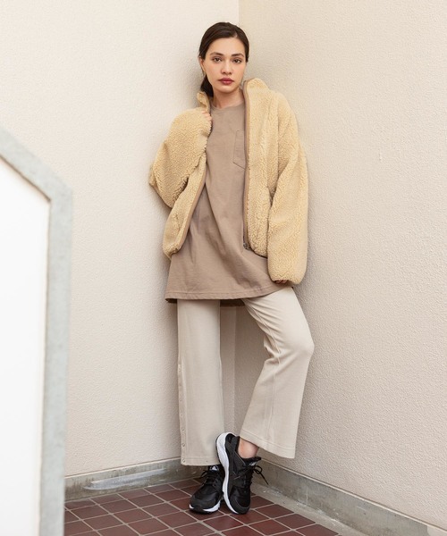 ROOPTOKYO(ループトウキョウ)の「モコモコ配色スタンドボアブルゾン(ブルゾン・レディース・ホワイト/ブラック/ベージュ/ネイビー/パープル/ピンク/ブルー/グレー・S/M/L)」の4枚目の写真