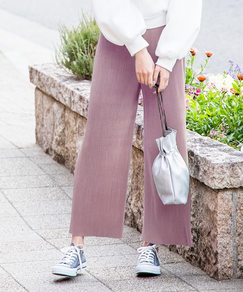 KOBE LETTUCE（コウベレタス）の「細プリーツサテン素材ワイドロングパンツ（その他パンツ・レディース・ブラック/パープル/ネイビー/グレー/ライトグリーン/ベージュ系その他/ピンク系その他・FREE）」の7枚目の写真