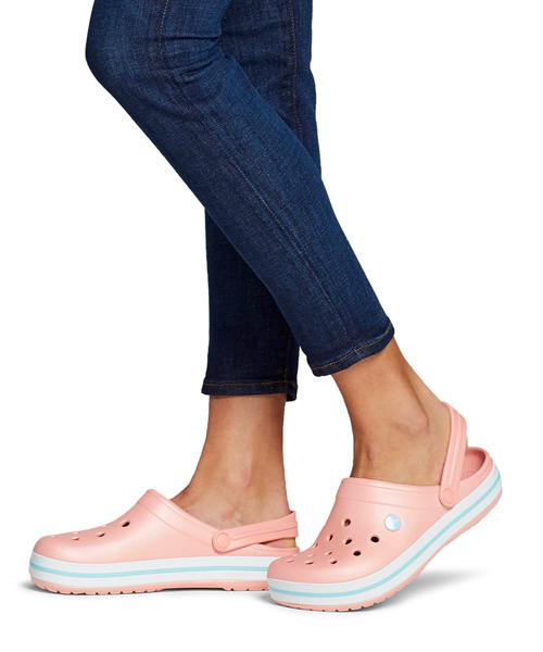 crocs（クロックス）の「クロックス クロックバンド クロッグ サンダル / crocs Crocband clog sandal（サンダル・レディース・ホワイト/ブラック/ネイビー/ブラウン/グレー/ピンク/ブルー/バーガンディー/ピンク系その他/コバルトブルー/ベージュ系その他/チャコールグレー/ライトグレー/アーミー/ホワイト×ブラック/パープル系その他/ブルー系その他2/グリーン/グリーン系その他/オレンジ/グレー系その他/ホワイト×ライトピンク/イエロー系その他/ピンク系その他2/グレー系その他2/レッド・22cm/23cm/24cm/25cm/26cm/27cm/28cm/29cm/30cm/31cm）」の21枚目の写真