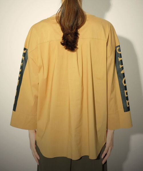 TEVALT（ヴァレット）の「ビッグロゴプリント スモッグシャツブラウス（シャツ/ブラウス・レディース・ブラック/オフホワイト/キャメル・38）」の9枚目の写真