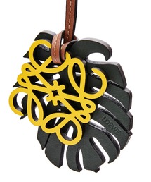 LOEWE（ロエベ）の「リーフ アナグラム チャーム (カーフ&真鍮