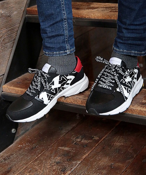 1piu1uguale3 RELAX（ウノピュウノウグァーレトレリラックス）の「【1PIU1UGUALE3 RELAX × JUST PLAY】DIAGONAL LOGO VIBRAM SOLE SNEAKER（スニーカー・メンズ・ブラック/ホワイト・M/L）」の2枚目の写真