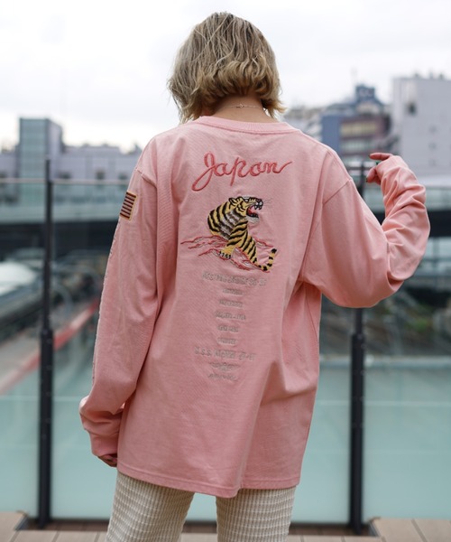 AVIREX(アヴィレックス)の「SOUVENIR T-SHIRT/ 刺繍ロングスリーブティーシャツ(Tシャツ/カットソー・レディース・オフホワイト/ブラック/カーキ/ライトグレー/ライトピンク・MEDIUM/LARGE/X-LARGE/XX-LARGE)」の5枚目の写真