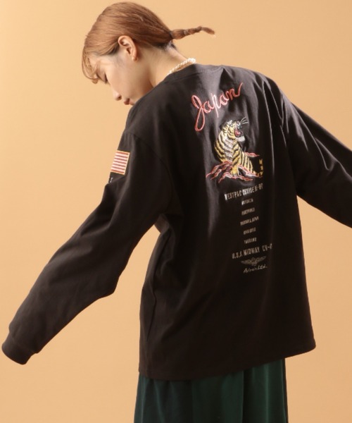 AVIREX(アヴィレックス)の「SOUVENIR T-SHIRT/ 刺繍ロングスリーブティーシャツ(Tシャツ/カットソー・レディース・オフホワイト/ブラック/カーキ/ライトグレー/ライトピンク・MEDIUM/LARGE/X-LARGE/XX-LARGE)」の3枚目の写真