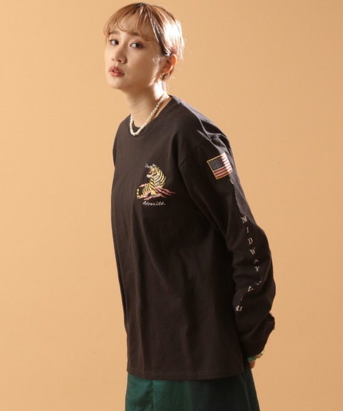AVIREX(アヴィレックス)の「SOUVENIR T-SHIRT/ 刺繍ロングスリーブティーシャツ(Tシャツ/カットソー・レディース・オフホワイト/ブラック/カーキ/ライトグレー/ライトピンク・MEDIUM/LARGE/X-LARGE/XX-LARGE)」の18枚目の写真