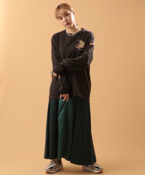 AVIREX(アヴィレックス)の「SOUVENIR T-SHIRT/ 刺繍ロングスリーブティーシャツ(Tシャツ/カットソー・レディース・オフホワイト/ブラック/カーキ/ライトグレー/ライトピンク・MEDIUM/LARGE/X-LARGE/XX-LARGE)」の10枚目の写真