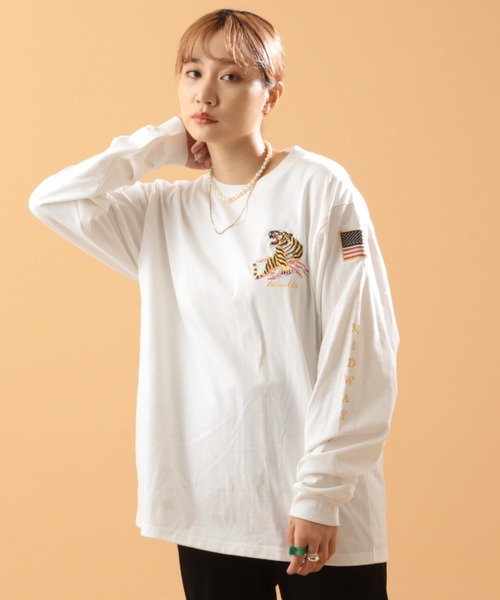 AVIREX(アヴィレックス)の「SOUVENIR T-SHIRT/ 刺繍ロングスリーブティーシャツ(Tシャツ/カットソー・レディース・オフホワイト/ブラック/カーキ/ライトグレー/ライトピンク・MEDIUM/LARGE/X-LARGE/XX-LARGE)」の8枚目の写真