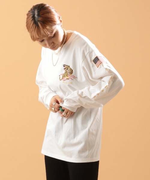 AVIREX(アヴィレックス)の「SOUVENIR T-SHIRT/ 刺繍ロングスリーブティーシャツ(Tシャツ/カットソー・レディース・オフホワイト/ブラック/カーキ/ライトグレー/ライトピンク・MEDIUM/LARGE/X-LARGE/XX-LARGE)」の12枚目の写真