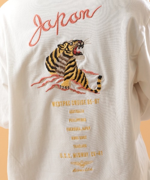 AVIREX(アヴィレックス)の「SOUVENIR T-SHIRT/ 刺繍ロングスリーブティーシャツ(Tシャツ/カットソー・レディース・オフホワイト/ブラック/カーキ/ライトグレー/ライトピンク・MEDIUM/LARGE/X-LARGE/XX-LARGE)」の17枚目の写真