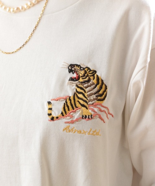 AVIREX(アヴィレックス)の「SOUVENIR T-SHIRT/ 刺繍ロングスリーブティーシャツ(Tシャツ/カットソー・レディース・オフホワイト/ブラック/カーキ/ライトグレー/ライトピンク・MEDIUM/LARGE/X-LARGE/XX-LARGE)」の7枚目の写真