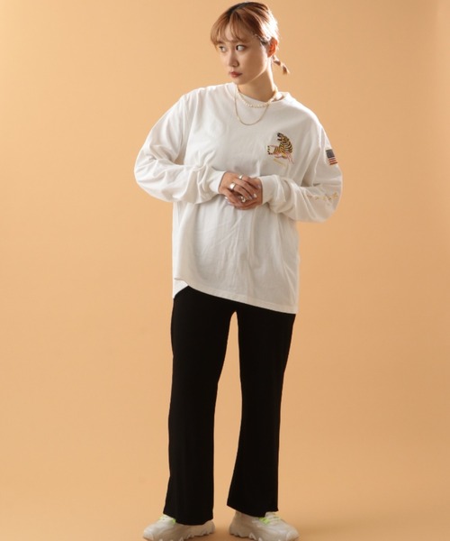 AVIREX(アヴィレックス)の「SOUVENIR T-SHIRT/ 刺繍ロングスリーブティーシャツ(Tシャツ/カットソー・レディース・オフホワイト/ブラック/カーキ/ライトグレー/ライトピンク・MEDIUM/LARGE/X-LARGE/XX-LARGE)」の9枚目の写真