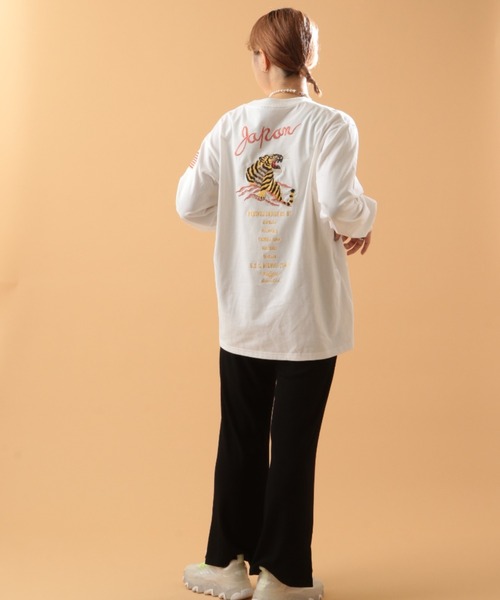 AVIREX(アヴィレックス)の「SOUVENIR T-SHIRT/ 刺繍ロングスリーブティーシャツ(Tシャツ/カットソー・レディース・オフホワイト/ブラック/カーキ/ライトグレー/ライトピンク・MEDIUM/LARGE/X-LARGE/XX-LARGE)」の13枚目の写真