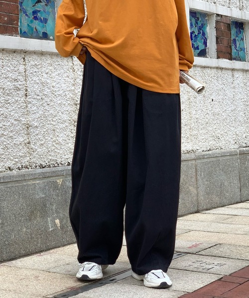 .KOM（ドットコム）の「A'GEM/9 × .kom『.kom/ドットケーオーエム』ルーズシルエット ワイドイージーパンツ（その他パンツ・メンズ・ホワイト/ブラック・M/L）」の2枚目の写真