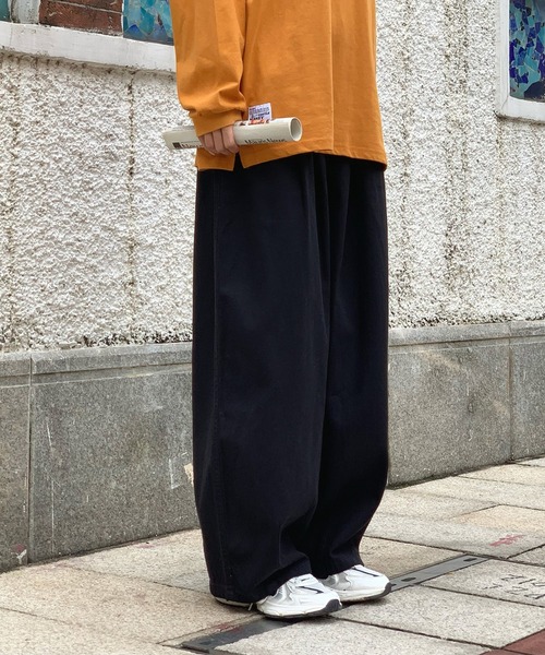 .KOM（ドットコム）の「A'GEM/9 × .kom『.kom/ドットケーオーエム』ルーズシルエット ワイドイージーパンツ（その他パンツ・メンズ・ホワイト/ブラック・M/L）」の4枚目の写真