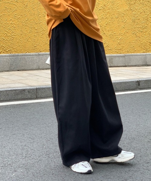 .KOM（ドットコム）の「A'GEM/9 × .kom『.kom/ドットケーオーエム』ルーズシルエット ワイドイージーパンツ（その他パンツ・メンズ・ホワイト/ブラック・M/L）」の6枚目の写真