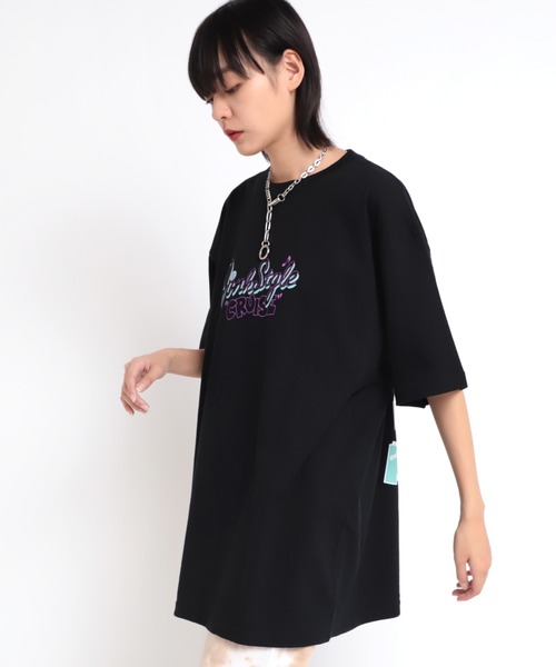 RNA（アールエヌエー）の「M1834 ジャンクロゴＢＩＧロングＴ（Tシャツ/カットソー・レディース・ブラック/ホワイト×レッド/ホワイト×ブルー・MEDIUM）」の6枚目の写真