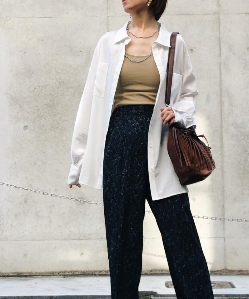 EACH.(イーチ)の「EACH (イーチ) BACK SLIT SHIRT/バックスリットシャツ(シャツ/ブラウス・レディース・ホワイト/グレー・FREE)」の2枚目の写真