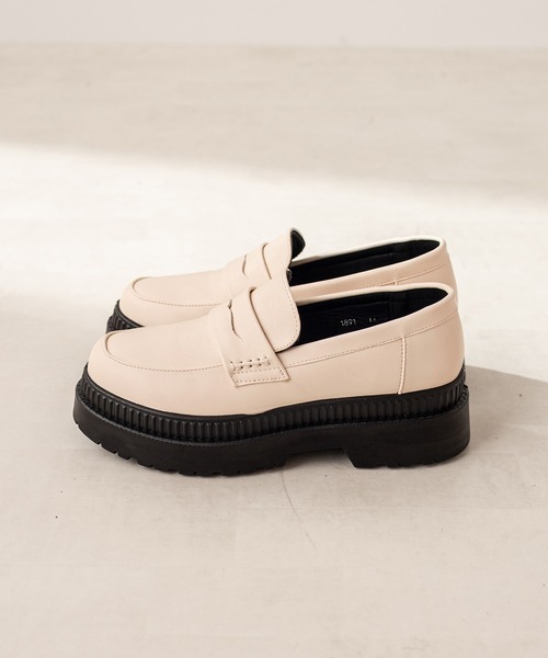 OLIVE des OLIVE（オリーブデオリーブ）の「【S-LLサイズ展開有】タンク底コインローファー（ローファー・レディース・ブラック/オフホワイト・SMALL/MEDIUM/LARGE/X-LARGE）」の5枚目の写真