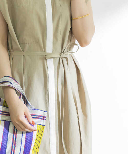 URBAN RESEARCH(アーバンリサーチ)の「バンドカラー配色シャツワンピース(ワンピース・レディース・ベージュ/ネイビー・36/38)」の4枚目の写真